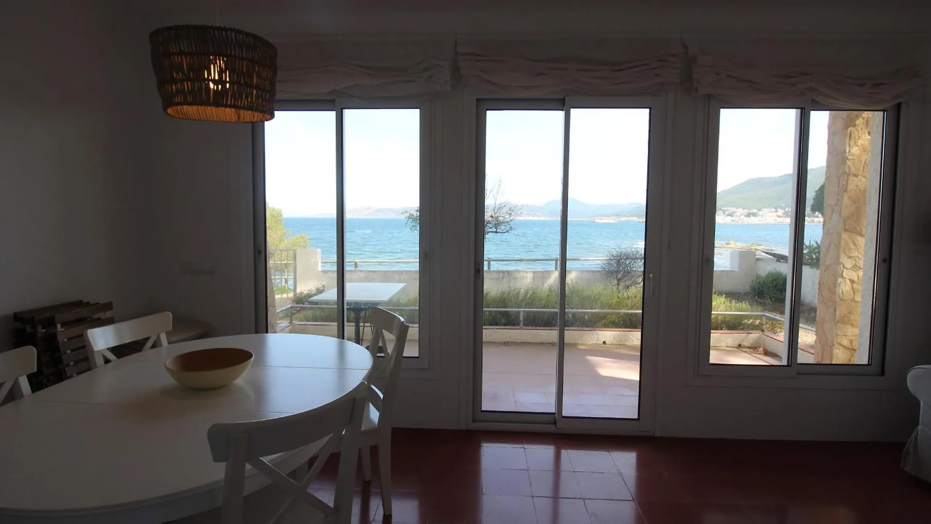 Semesterbostad Cap De Ras - Casa Individual Situada En Primera Linea De Mar, Con Magnificas Vistas De La Playa De Cap De Ras De Llanca - Es-228-185