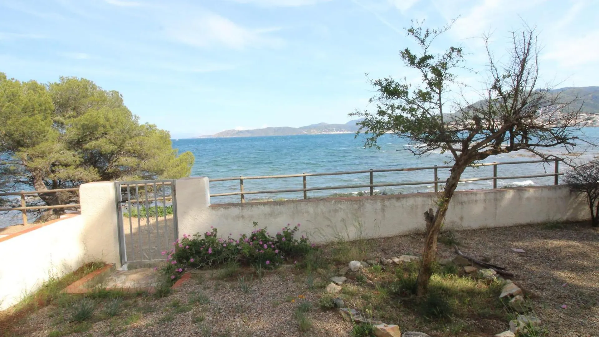 Semesterbostad Cap De Ras - Casa Individual Situada En Primera Linea De Mar, Con Magnificas Vistas De La Playa De Cap De Ras De Llanca - Es-228-185