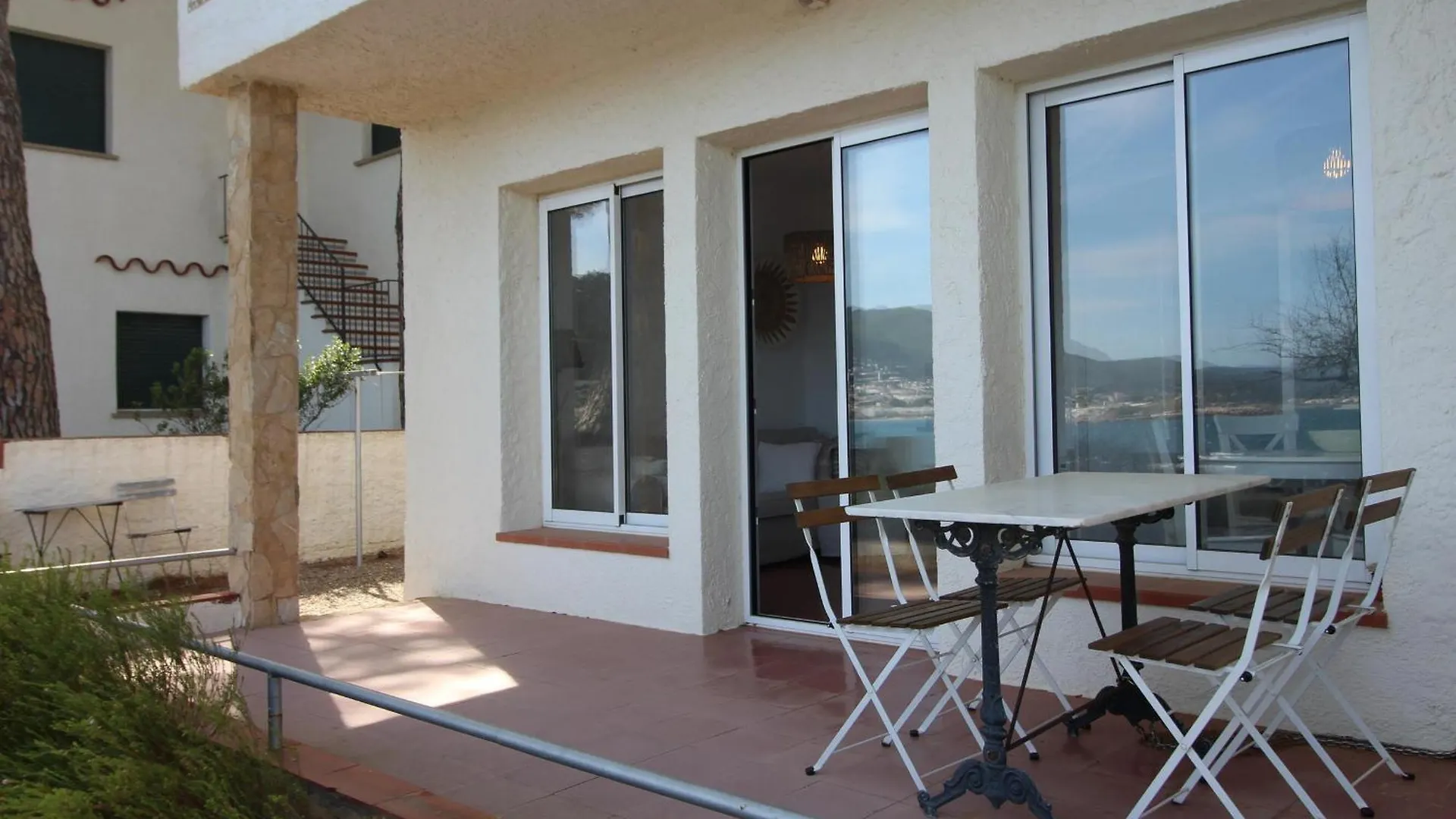 Cap De Ras - Casa Individual Situada En Primera Linea De Mar, Con Magnificas Vistas De La Playa De Cap De Ras De Llanca - Es-228-185 Semesterbostad