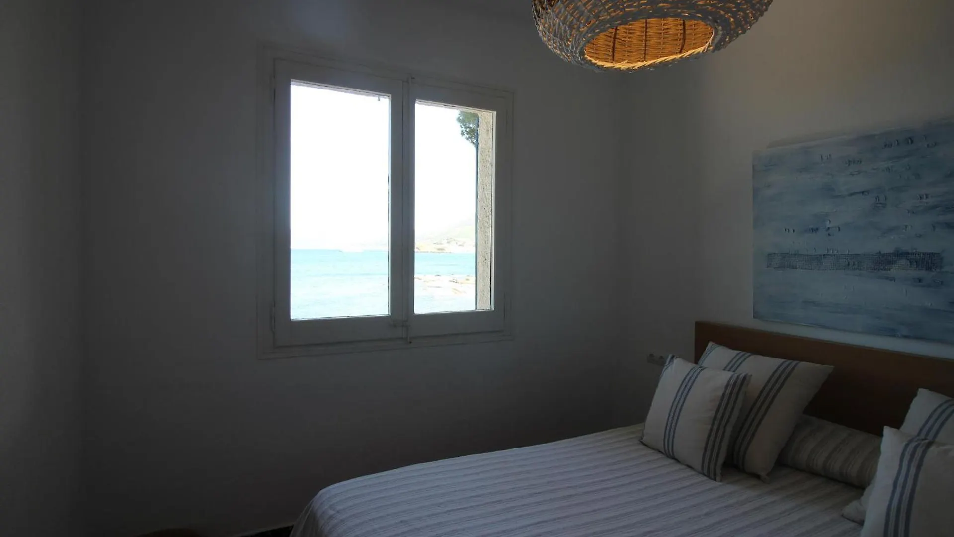 Cap De Ras - Casa Individual Situada En Primera Linea De Mar, Con Magnificas Vistas De La Playa De Cap De Ras De Llanca - Es-228-185 בית נופש