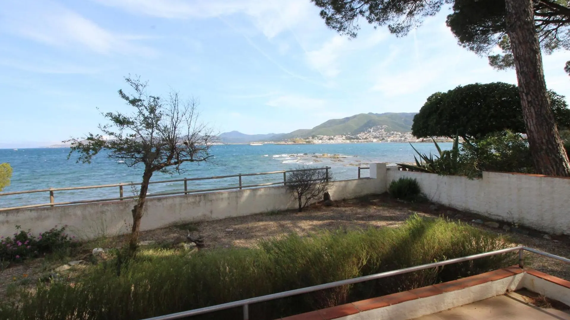 בית נופש Cap De Ras - Casa Individual Situada En Primera Linea De Mar, Con Magnificas Vistas De La Playa De Cap De Ras De Llanca - Es-228-185 ספרד